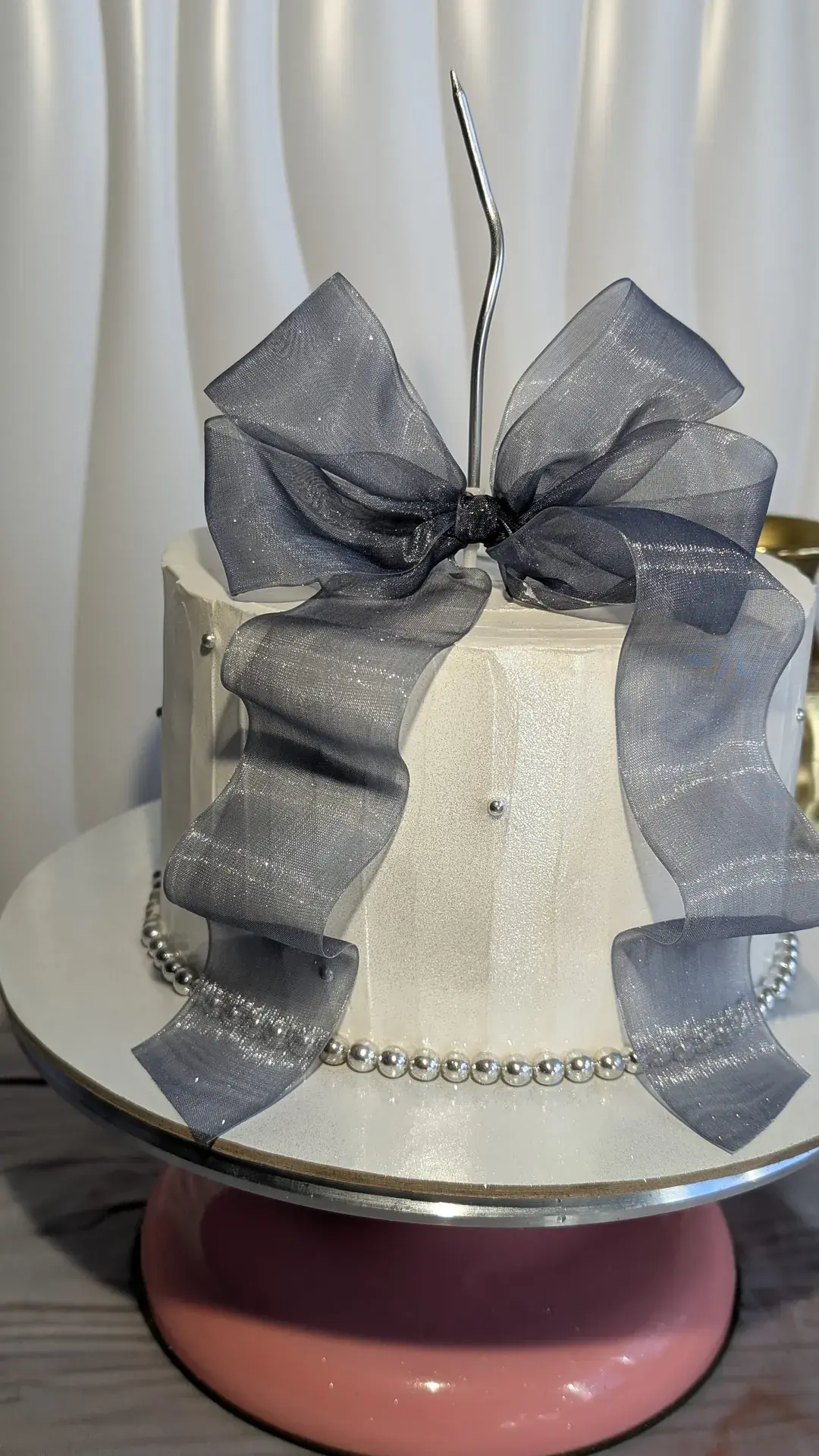 Bolo branco com laço de organza prateado e pérolas — Roberta C Cakes