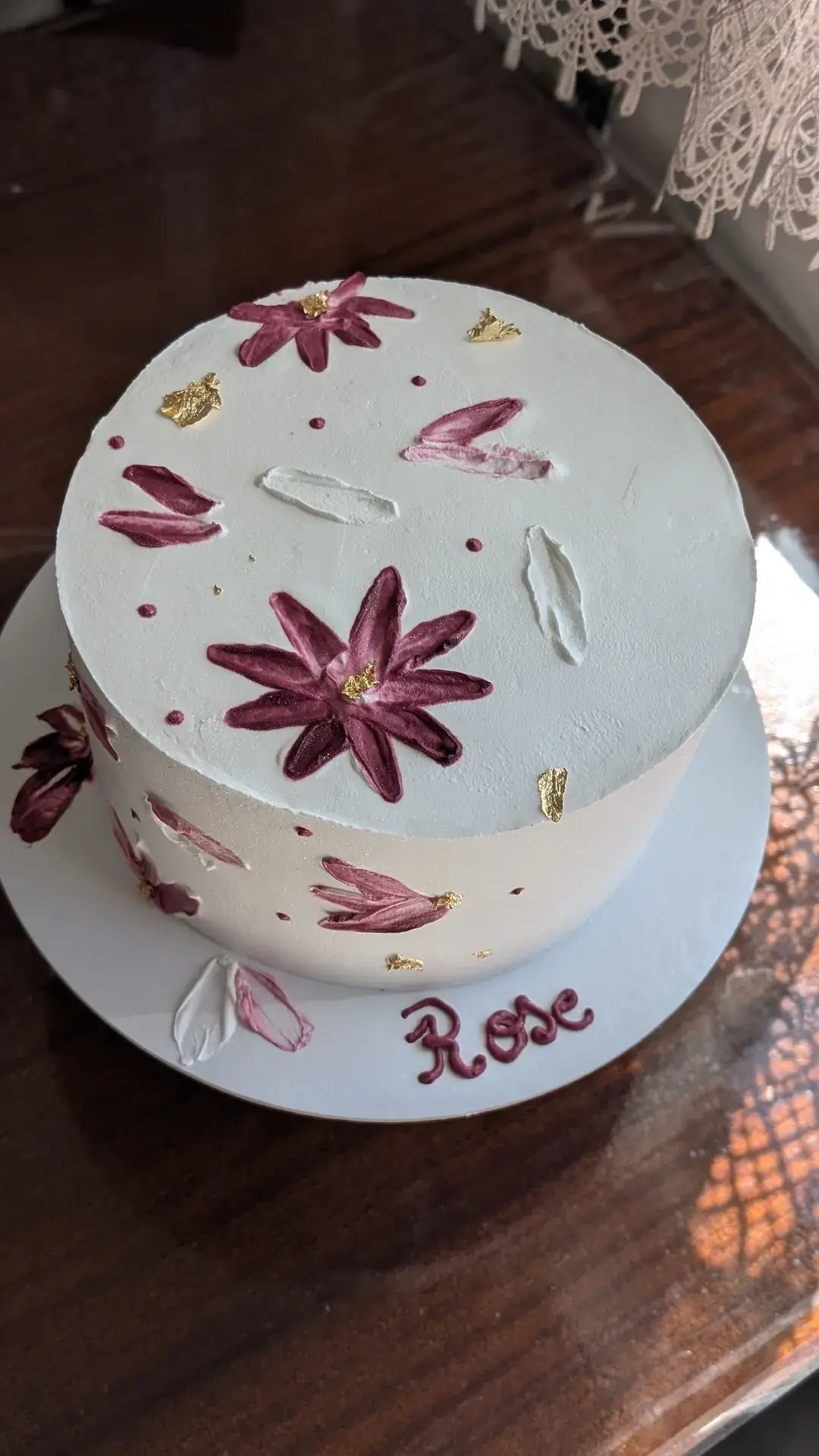 Bolo branco com flores pintadas à mão em bordeaux e folha de ouro — Roberta C Cakes