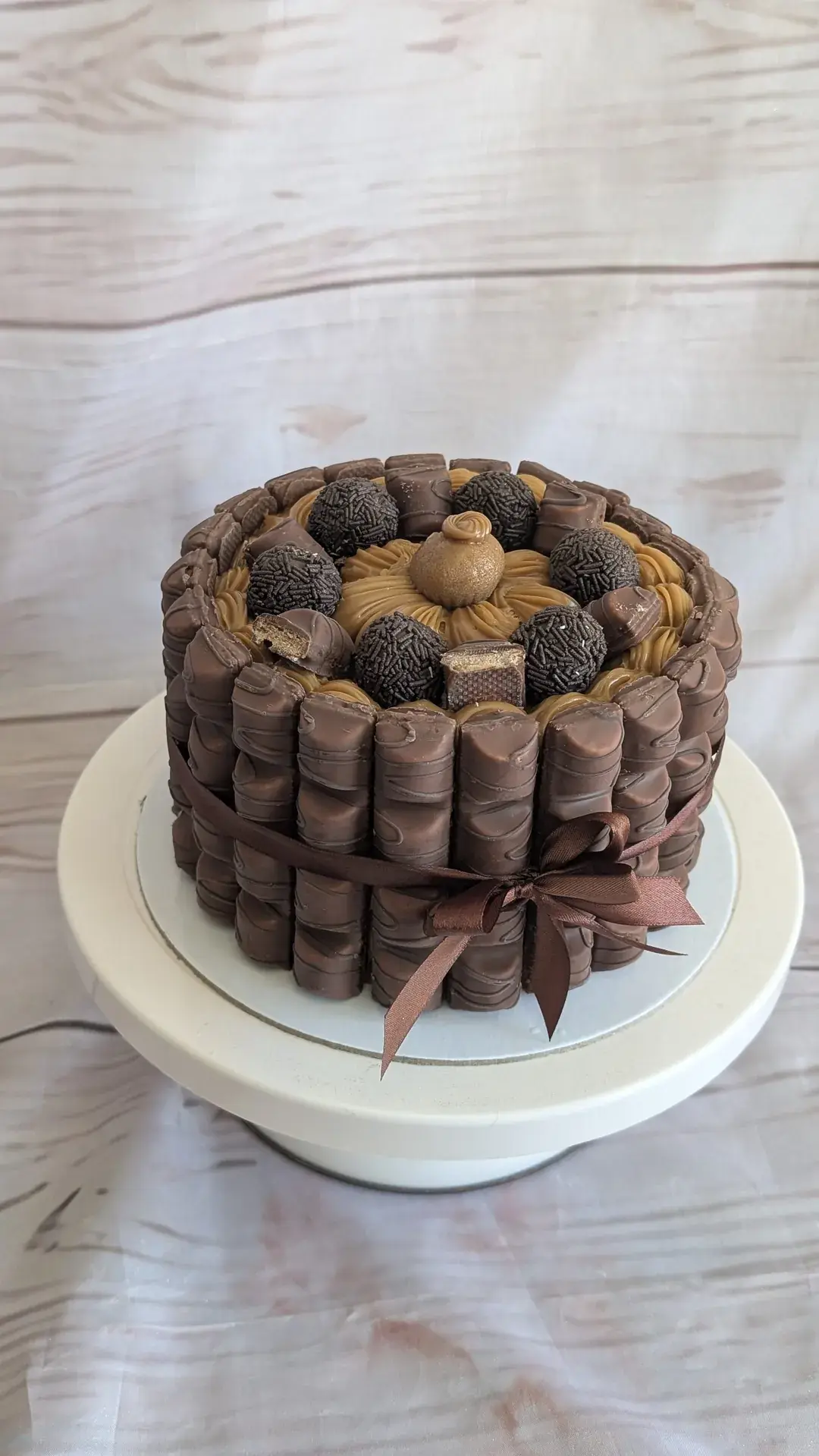 Bolo de chocolate com KitKat e brigadeiros