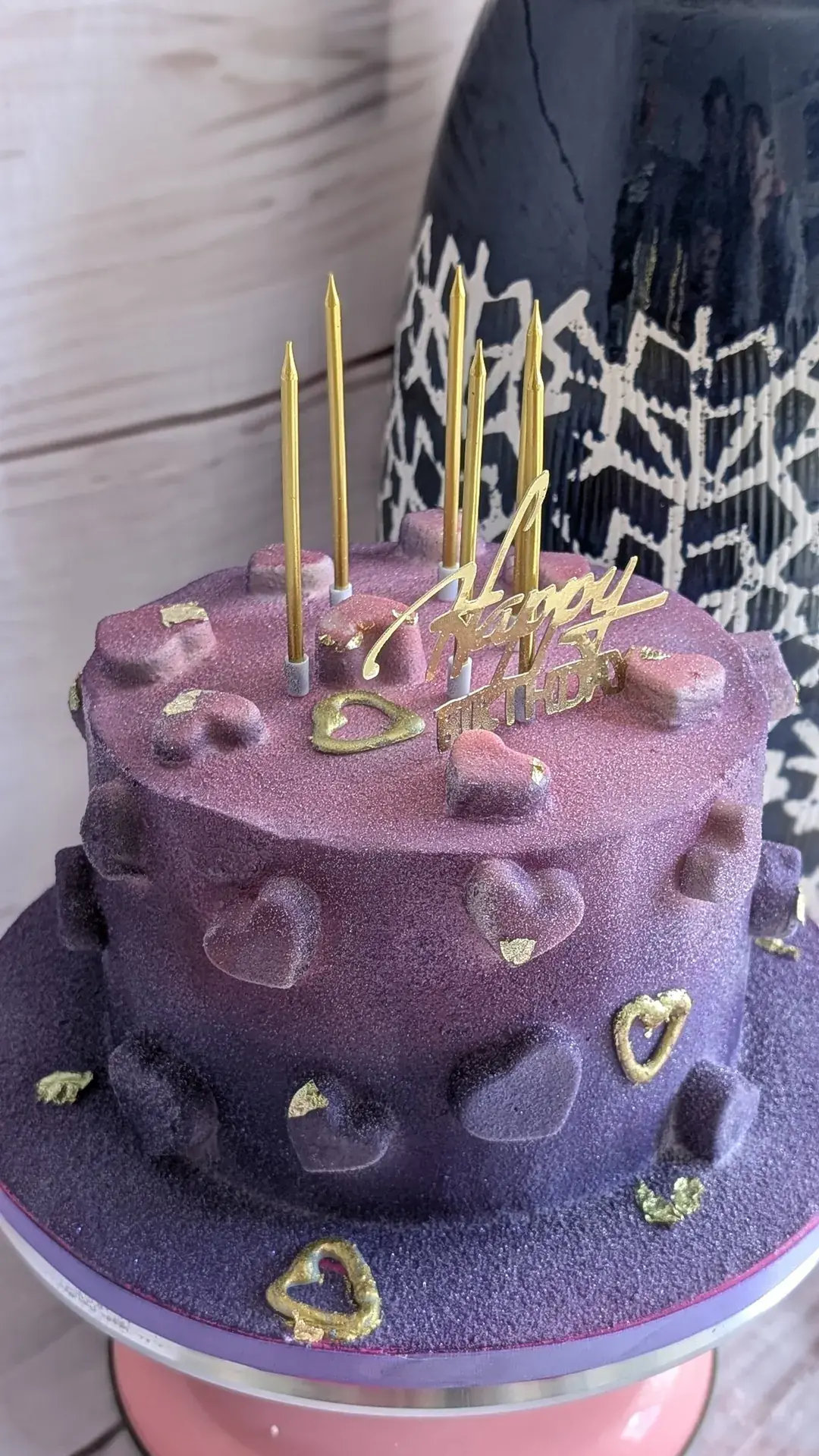 Bolo roxo com brilho e corações dourados