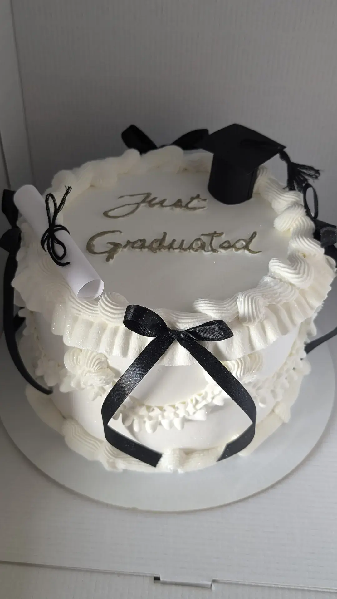 Bolo de formatura branco com laço preto