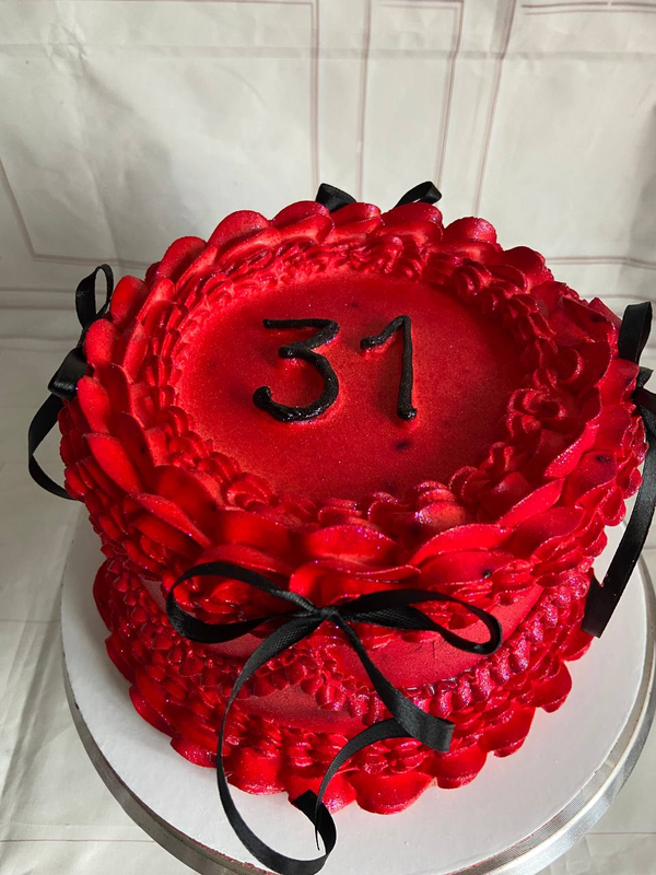 Bolo de aniversário vermelho dramático 31 anos — Roberta C Cakes