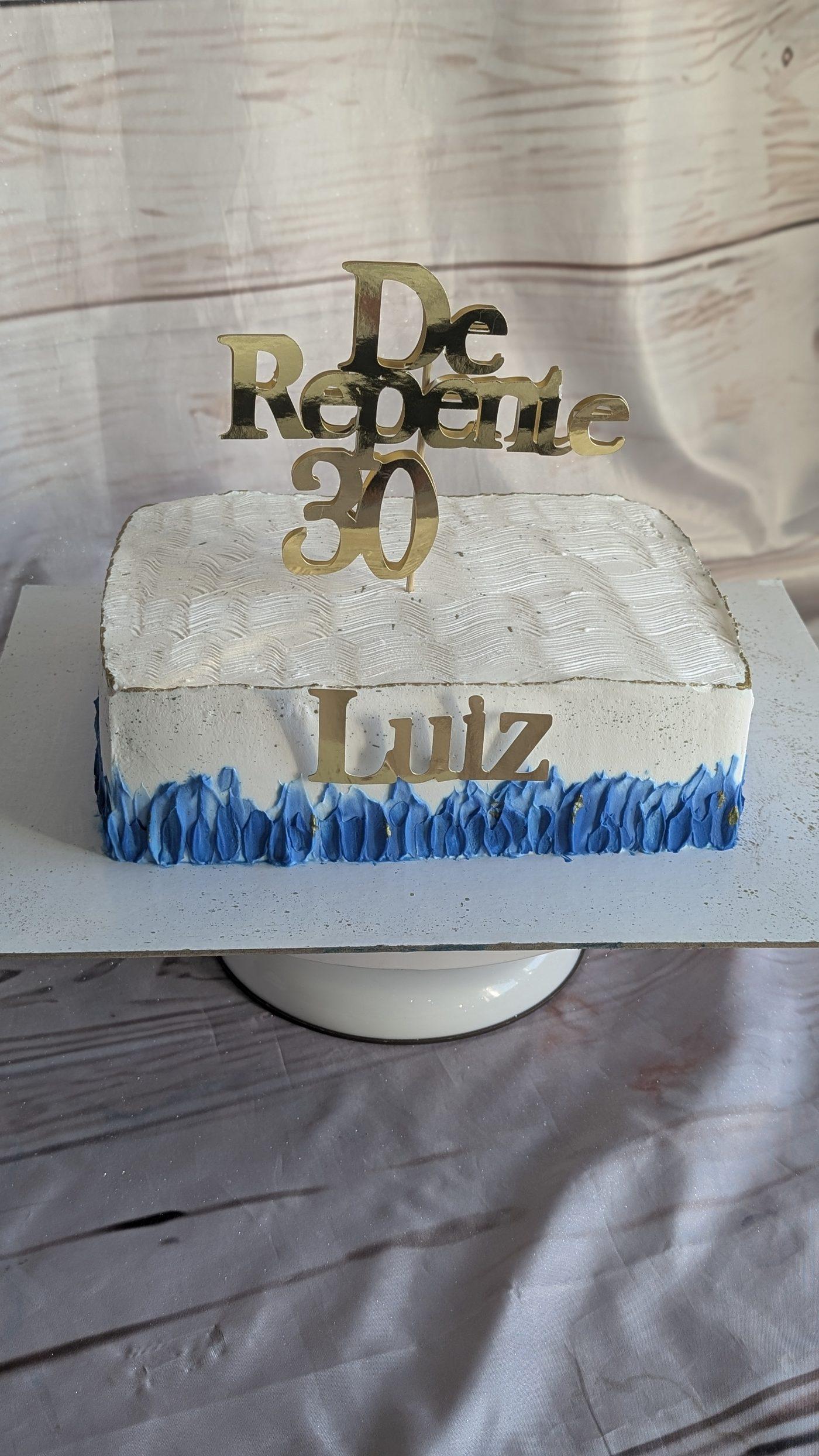 Bolo de aniversário 30 anos azul e dourado personalizado