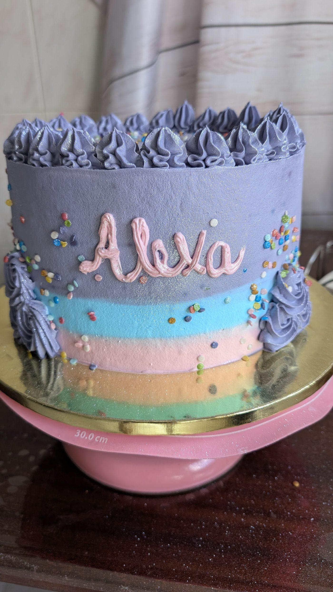 Bolo colorido com confetti, estilo festivo — Roberta C Cakes