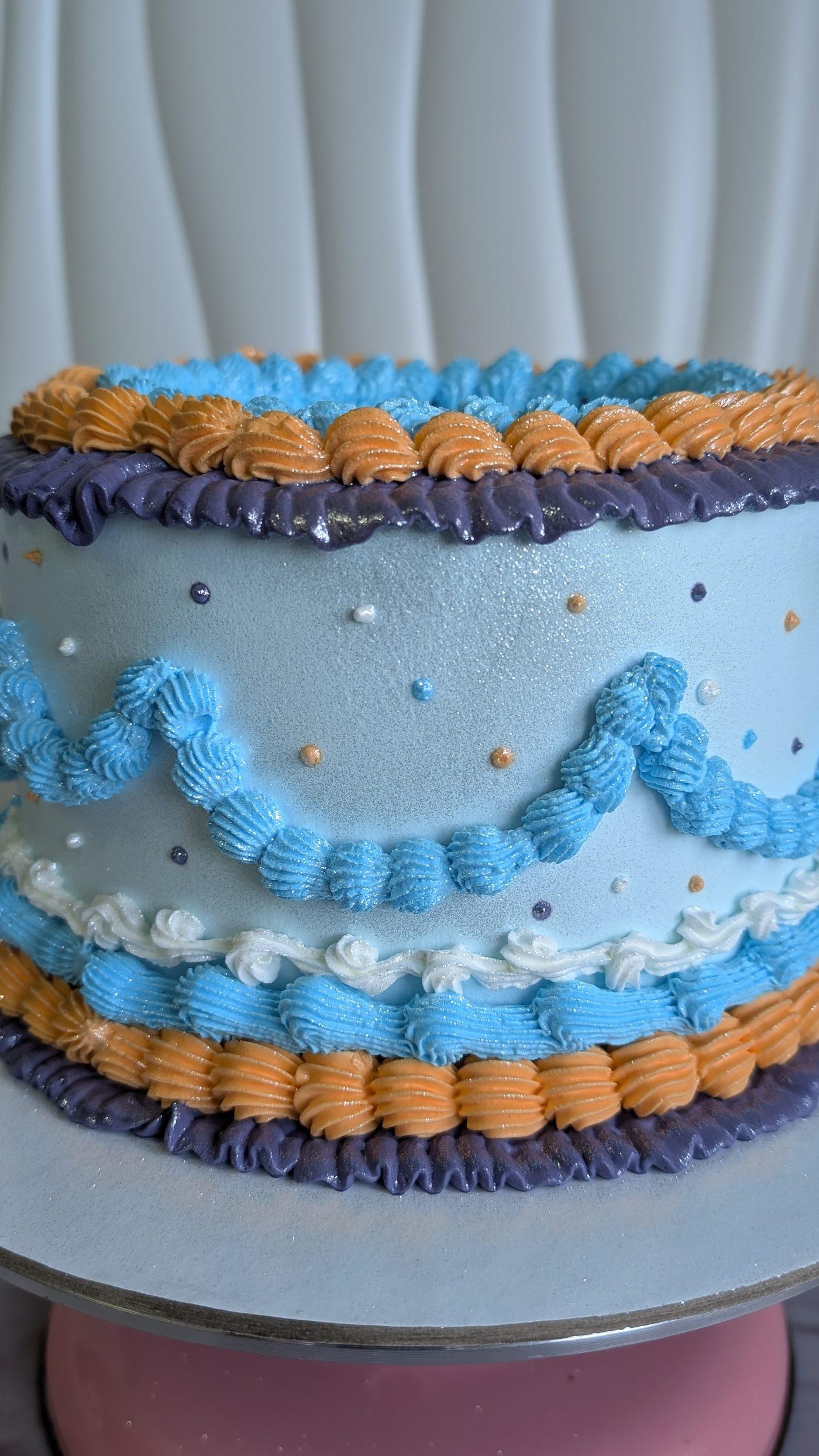 Bolo de aniversário azul vintage com decoração elaborada