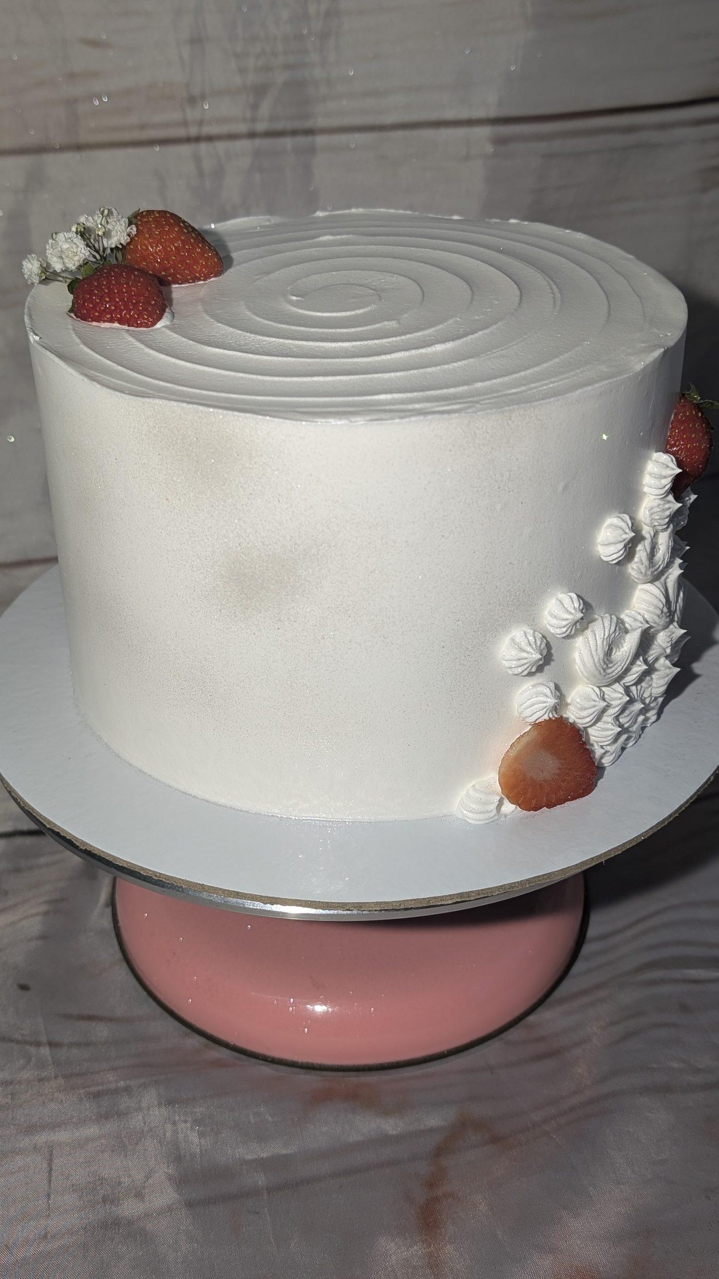 Bolo de aniversário branco com morangos e fruta fresca