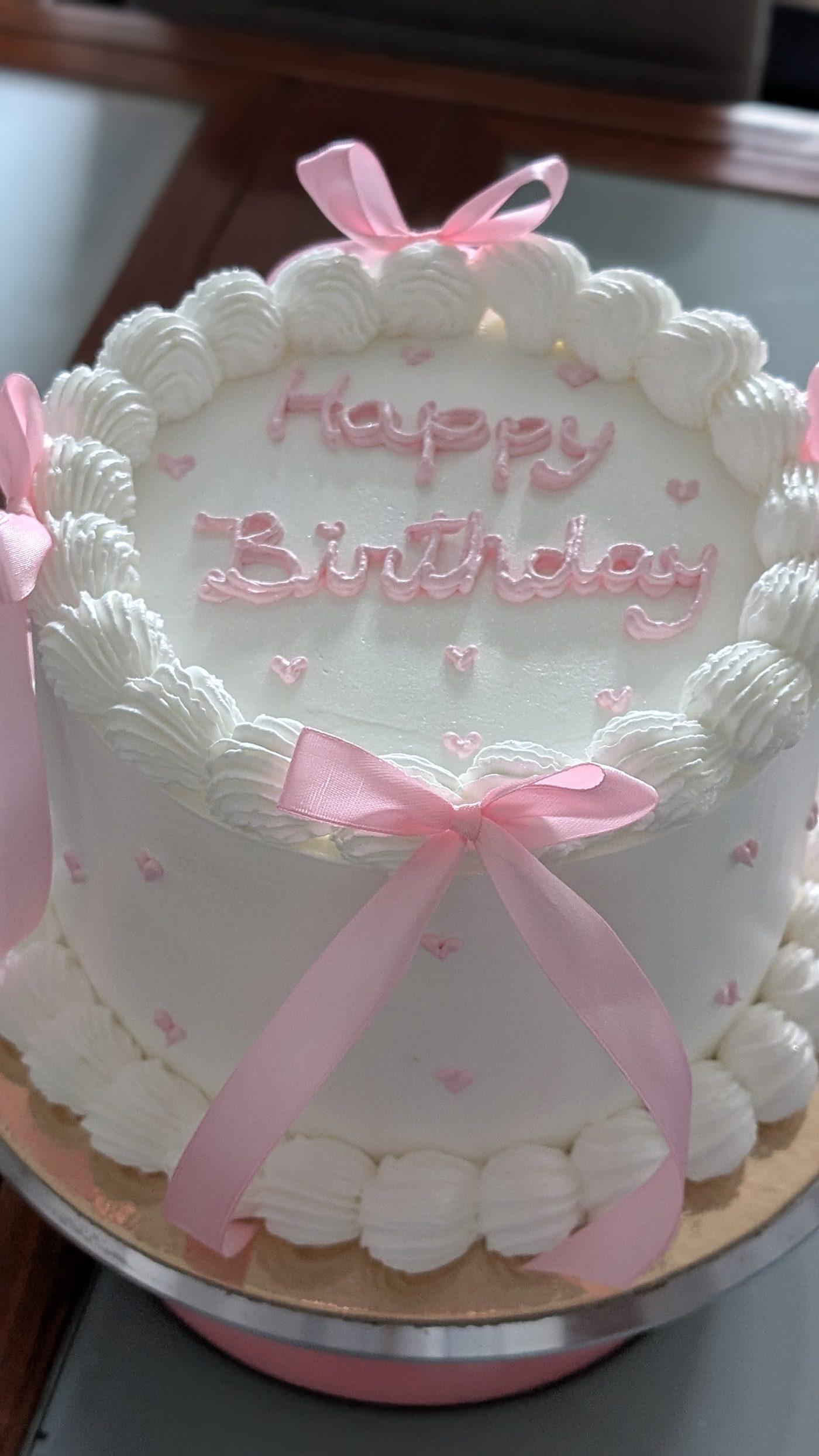 Bolo de aniversário branco vintage com laços rosa — Roberta C Cakes