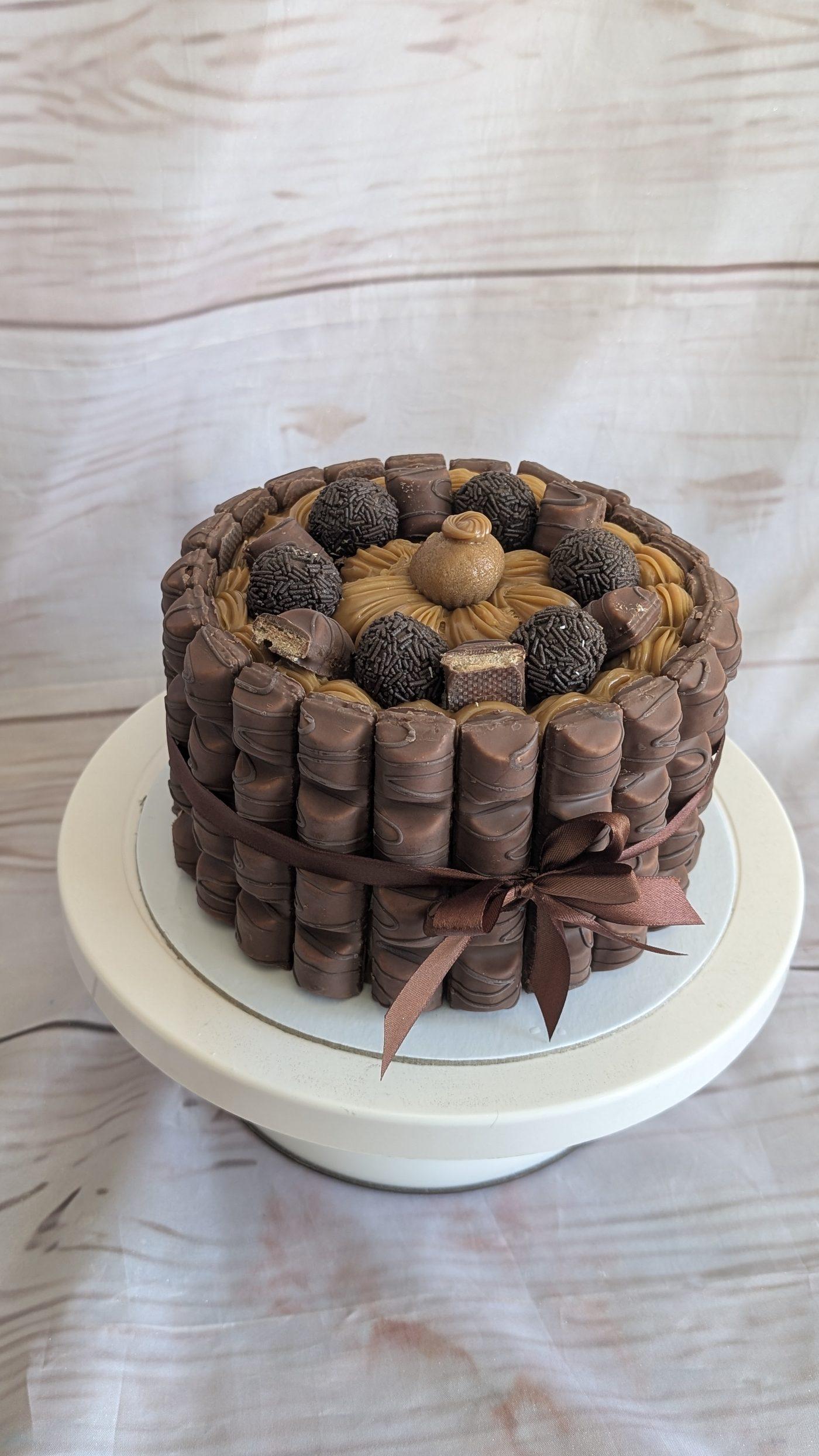 Bolo de aniversário chocolate com KitKat e brigadeiros