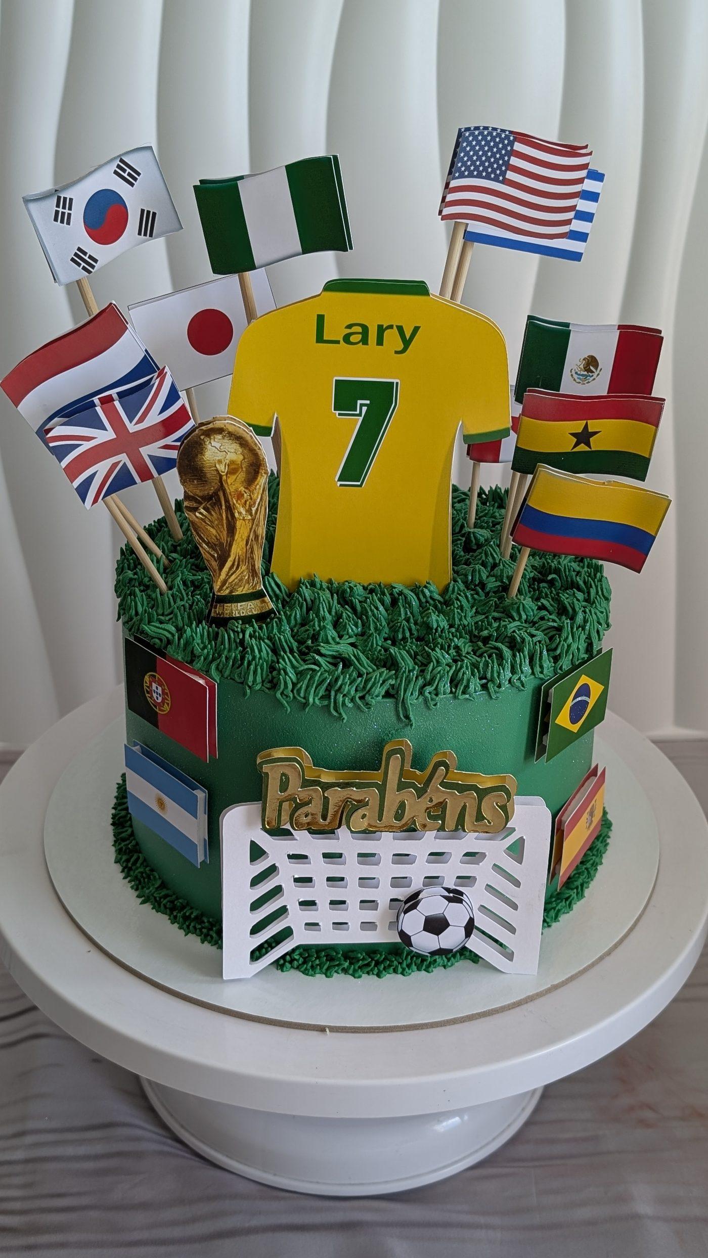 Bolo de aniversário temático Copa do Mundo de futebol personalizado