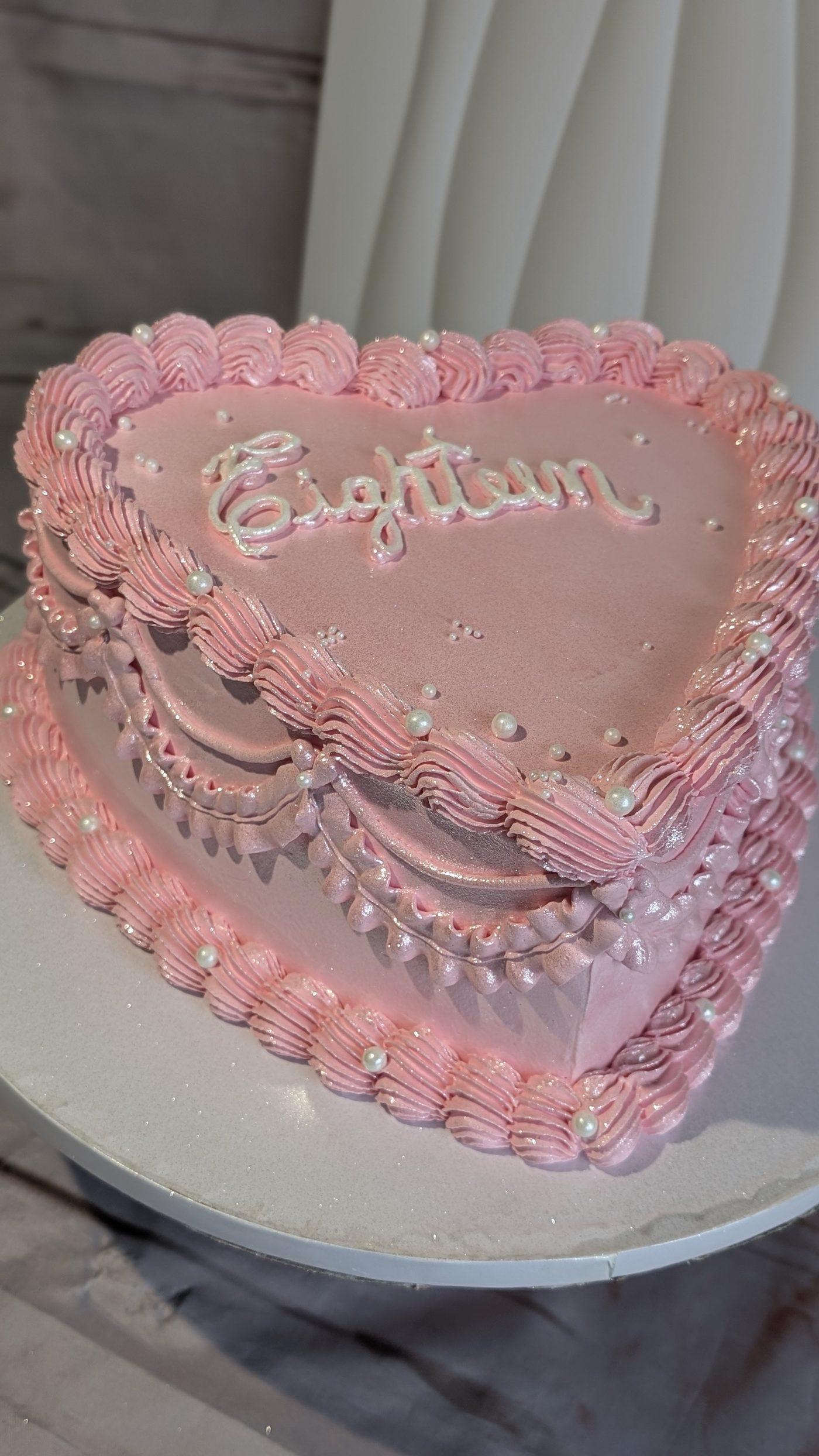 Bolo de aniversário 18 anos em formato coração rosa com pérolas