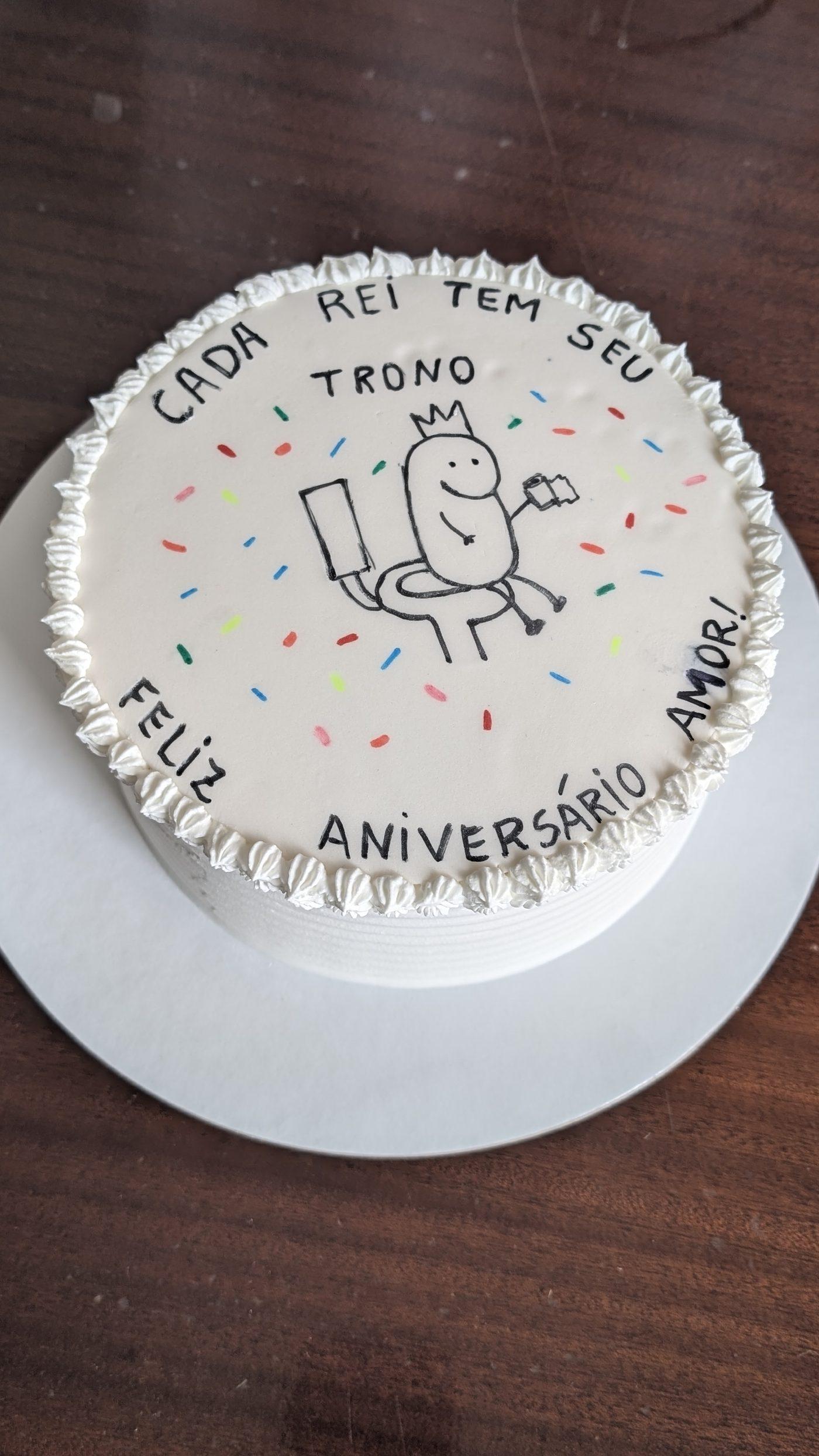 Bolo de aniversário divertido com mensagem personalizada — Roberta C Cakes