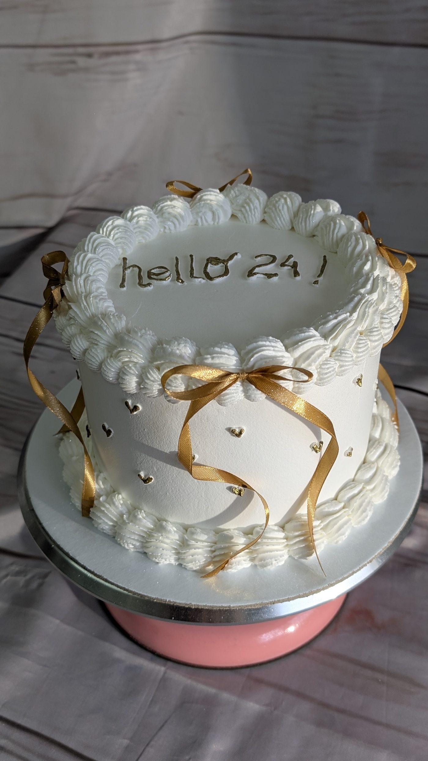 Bolo de aniversário Hello 24 com laços dourados