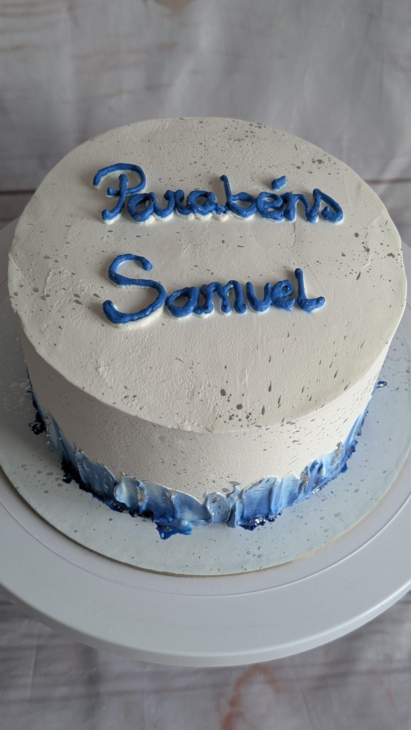 Bolo de aniversário Parabéns Samuel em azul e branco