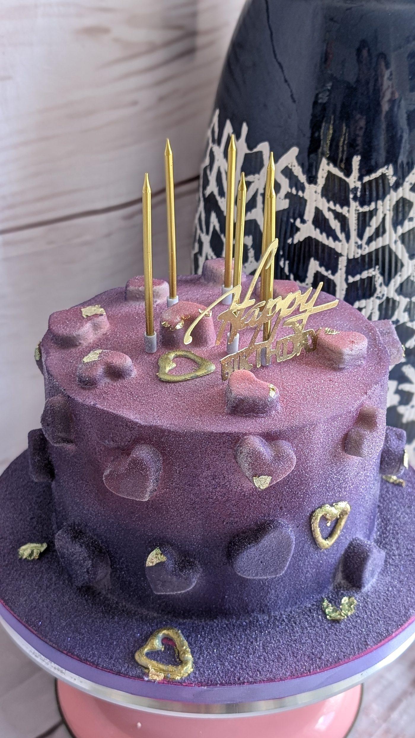 Bolo de aniversário roxo com glitter e corações dourados — Roberta C Cakes