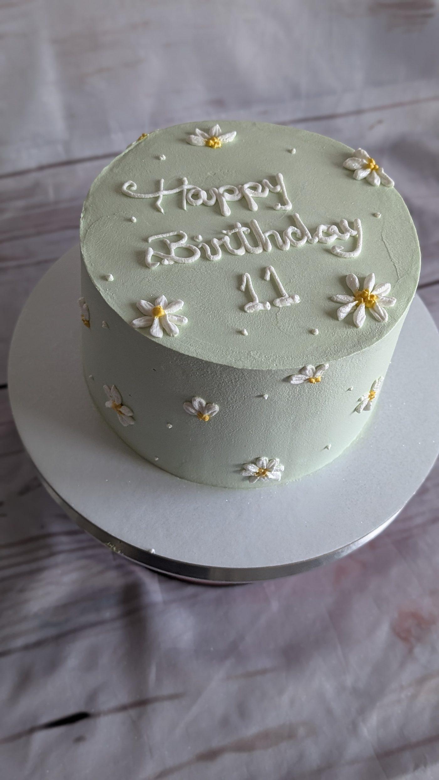 Bolo de aniversário verde menta com margaridas — Happy Birthday 11 anos