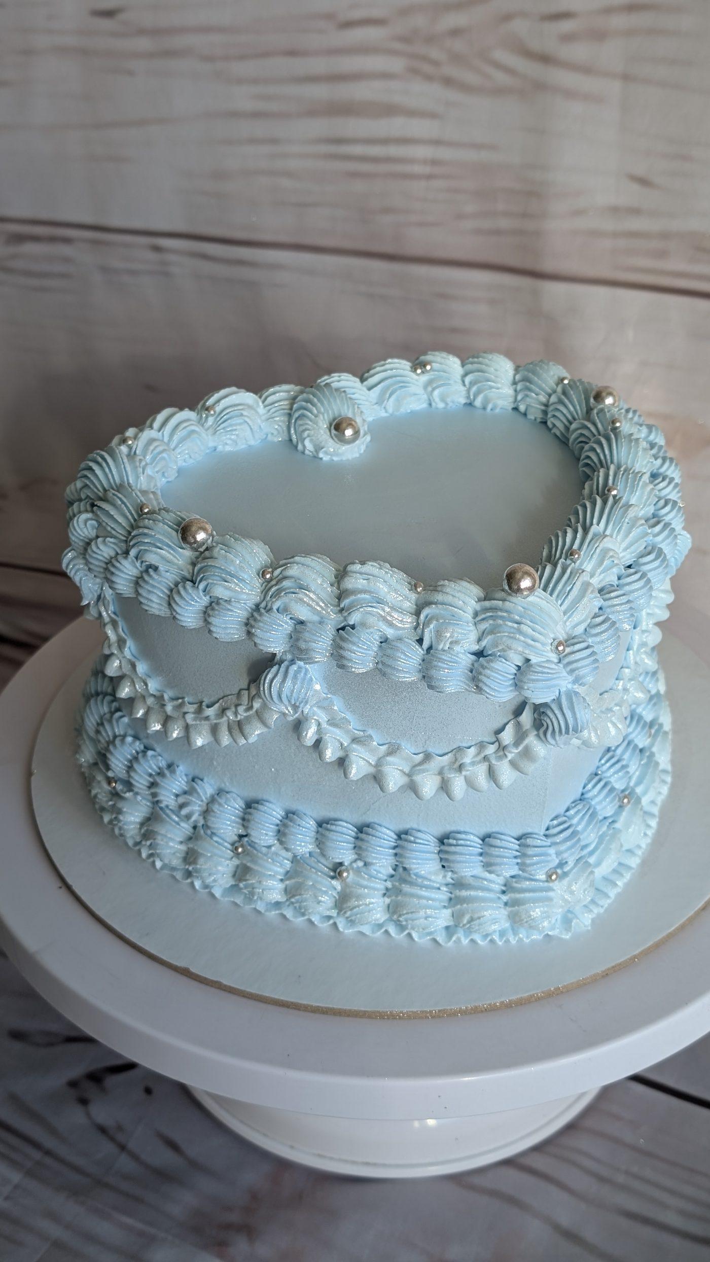 Bolo de batizado azul em formato coração com pérolas — Roberta C Cakes