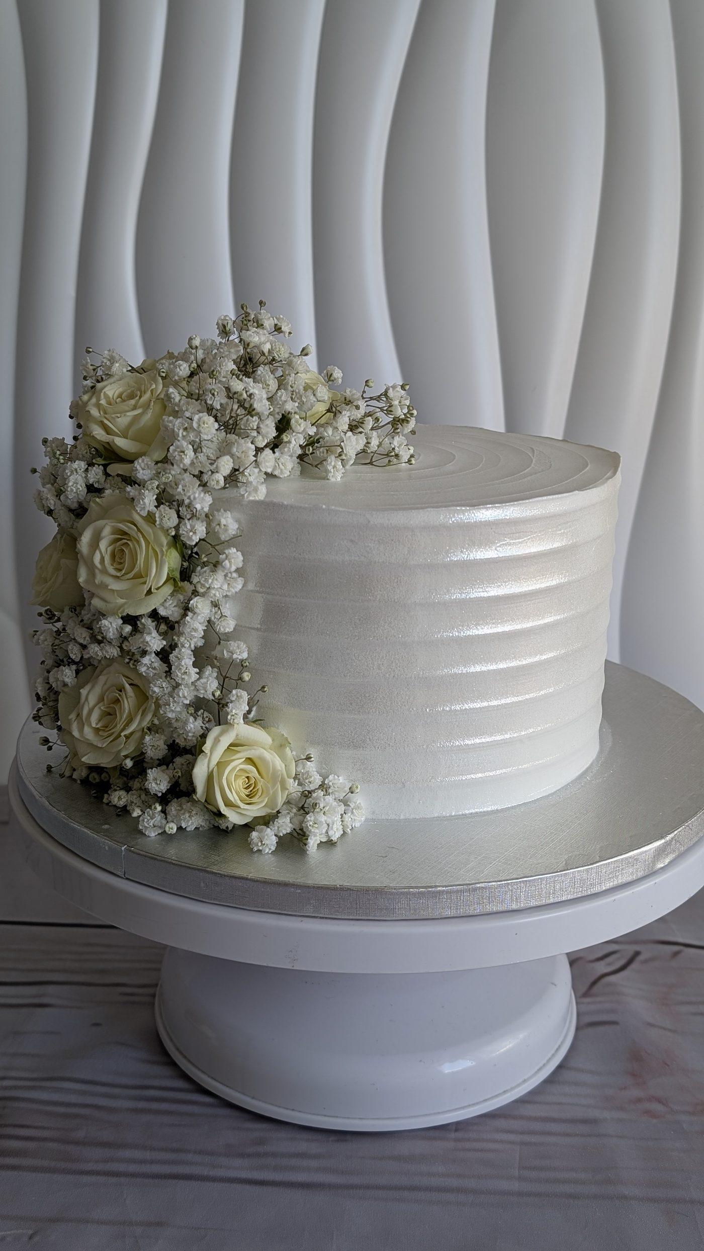 Bolo de casamento elegante com rosas brancas e gypsophila — Roberta C Cakes
