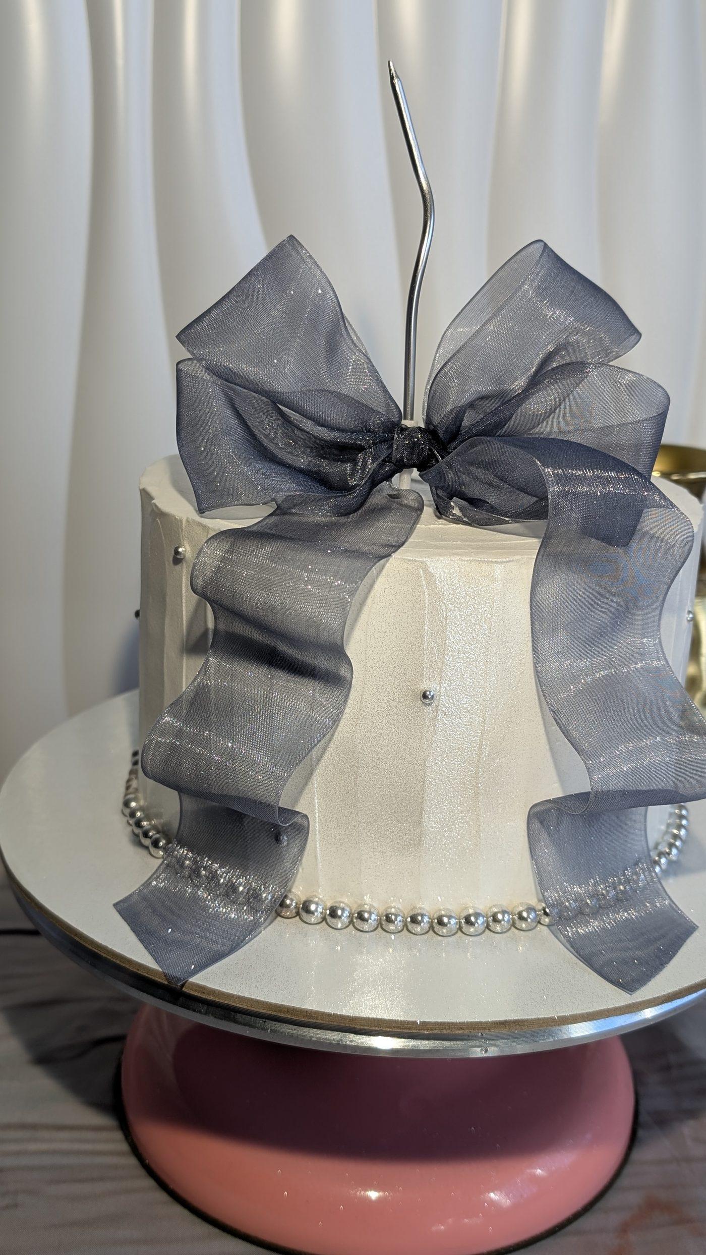 Bolo personalizado branco elegante com laço em organza prateada