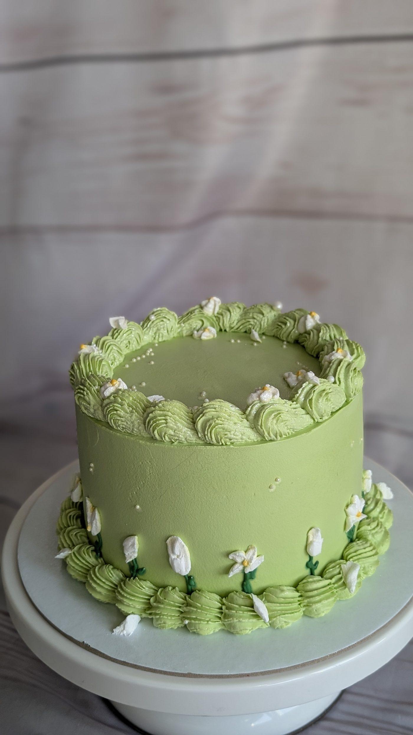 Bolo personalizado verde elegante com flores brancas